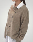 Cardigan Enveloppant Élégant en Laine Douce 3 - Mode Lumière