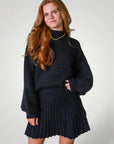 Ensemble Femme Élégant en Tricot avec Jupe Plissée