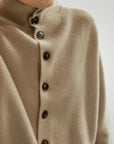 Pull à Col Roulé Élégant avec Détails Boutonnés 3 - Mode Lumière