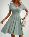 Robe d’Été Femme Élégante à Col V Évasée