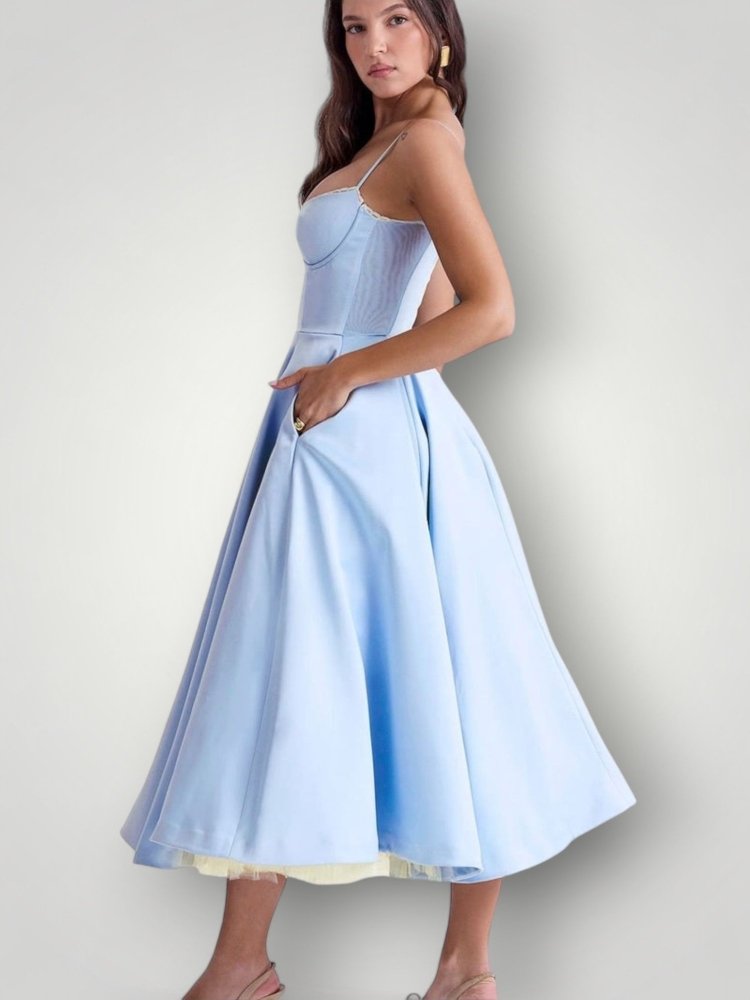 Robe Élégante au Style Intemporel 5