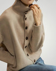 Pull à Col Roulé Élégant avec Détails Boutonnés 2 - Mode Lumière