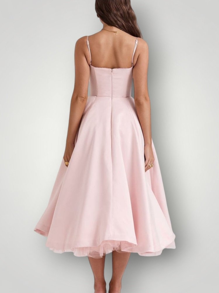 Robe Élégante au Style Intemporel 8